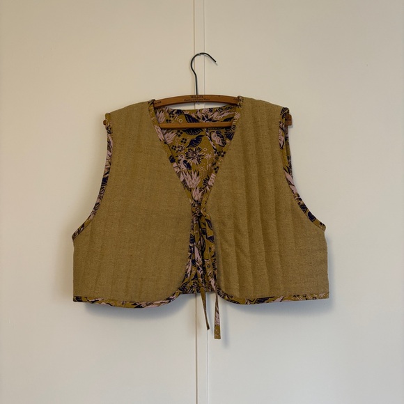 Reversible Quilted Tie-Front Vest - Picture 4 of 12